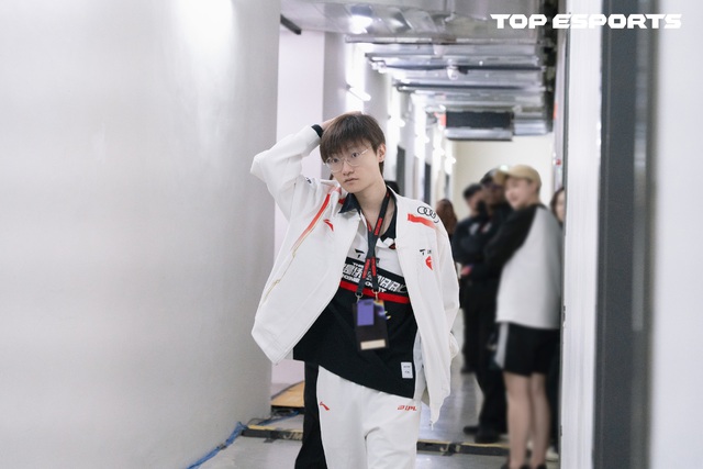 Lần này lại là tranh cãi giữa quản lý của anh và người đứng đầu của TES