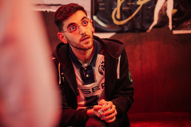 Một BLV trên kênh co-stream được Riot cấp quyền đã chỉ trích Nisqy bằng những từ ngữ rất nặng nề - nguồn: LoL Esports