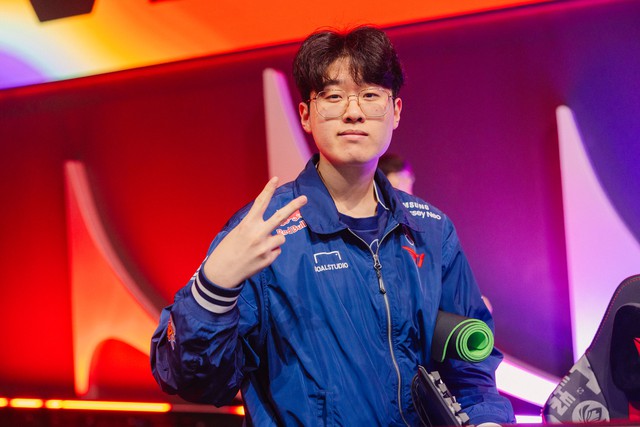 Hành động thể hiện sự tự tin tuyệt đối của Zeus