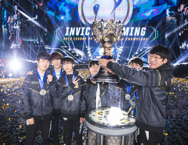 Từng lên đỉnh vinh quang, cựu vương CKTG nay lâm vào cảnh "khốn cùng" vì có thể bay màu vĩnh viễn - Ảnh 1.