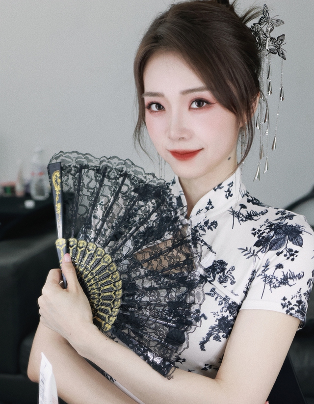 Nữ MC đã gắn bó với LMHT từ lâu và có lượng fan không thua gì các tuyển thủ - nguồn: Weibo