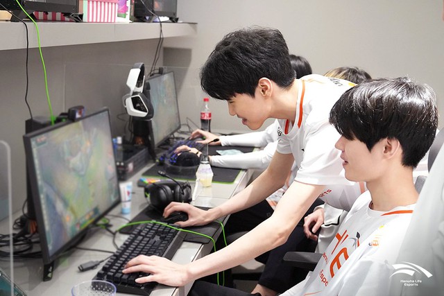 Deft gửi lời cảm ơn đến các đồng đội trên stream, dự định ra nước ngoài để kéo dài sự nghiệp - Ảnh 1.