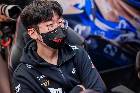 Sự thật thú vị về T1 Zeus tại CKTG 2022: Chỉ chơi Carry, 6 trận chơi 6 tướng - Ảnh 1.