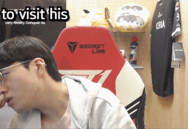 Một trong những nguyên nhân là để anh có thể xem Tottenham thi đấu tại Ngoại hạng Anh - nguồn: Twitter Một trong những nguyên nhân là để anh có thể xem Tottenham thi đấu tại Ngoại hạng Anh - nguồn: Twitter