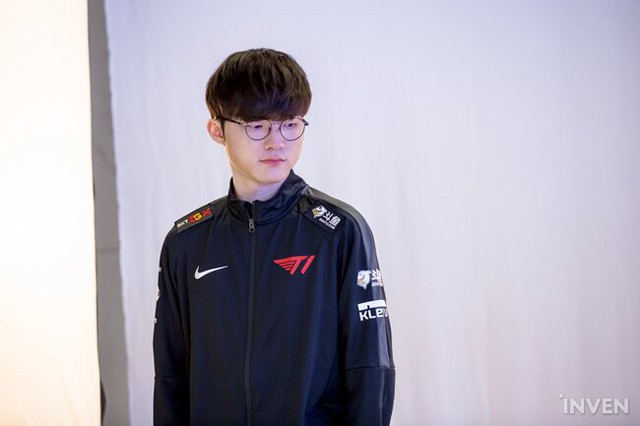 LMHT: 4 tân binh của T1 cùng nhiều gương mặt mới xuất hiện trong buổi chụp hình chào mừng LCK mùa xuân 2020 - Ảnh 4.