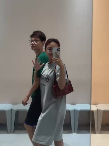 MC Minh Nghi xuất hiện với trang phục váy suôn dài bất ngờ