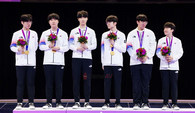 Có lẽ Kanavi cũng không ngờ đàn anh "bóp" như thế