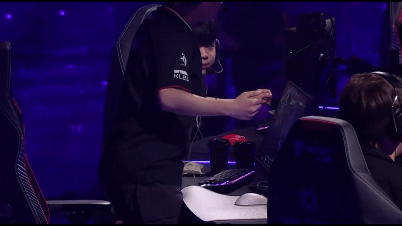 BuZz đứng dậy trashtalk với đối thủ ngay trong trận BuZz đứng dậy trashtalk với đối thủ ngay trong trận