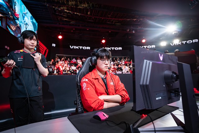 HLV KkOma chính thức khép lại drama T1 nhưng Gumayusi - Smash vẫn 