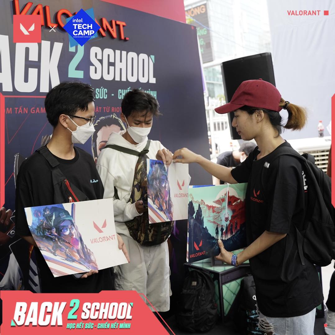 Những phần quà được trao tận tay các khách tham dự sự kiện (Ảnh: VALORANT Việt Nam)