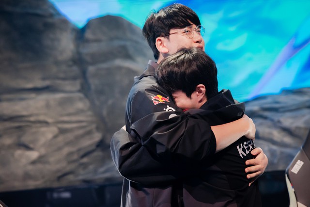 T1 nổi tiếng với lối chơi 2 Xạ Thủ Đường Dưới đã đạt đến tầm đỉnh cao