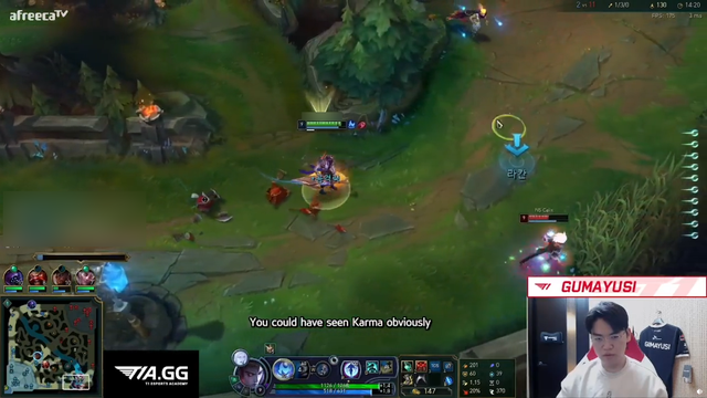 Tình huống Gumayusi chuẩn bị lao lên tấn công Ezreal khi nhận thấy có Rakan di chuyển hỗ trợ