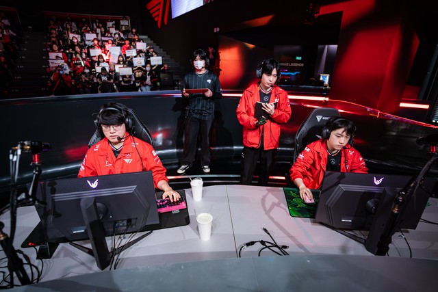 Nếu không nhờ cặp bot quá xuất sắc thì không ai biết ván 2 trận T1 - DNF đi về đâu