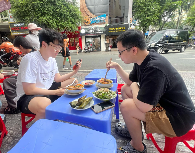 Scout và SofM rất thân thiết và khi sang Việt Nam chơi thì siêu sao của LPL thường đi chơi cùng SofM