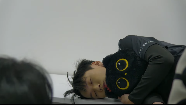 Tuyển thủ của TS ngủ gục luôn trong phòng chờ