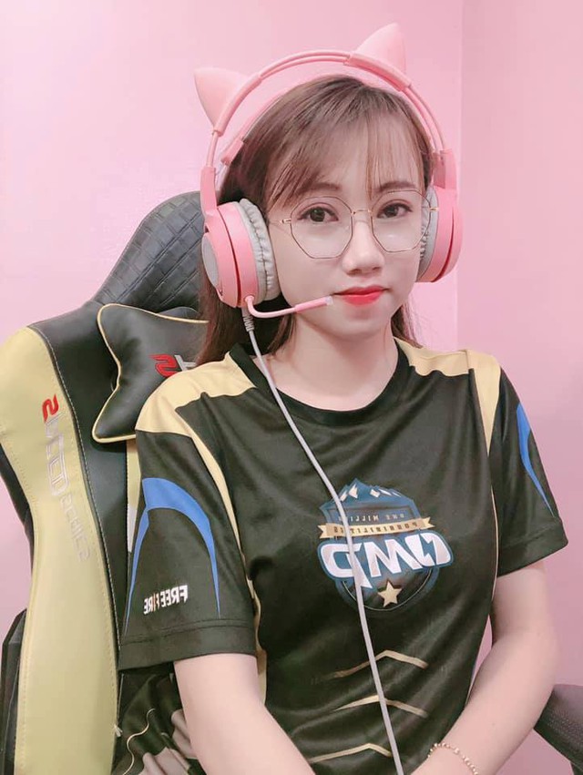 Streamer Thảo Xì Po: Từ một HLV dạy bơi trở thành nữ streamer nổi tiếng nhất nhì làng Free Fire Việt Nam - Ảnh 1.