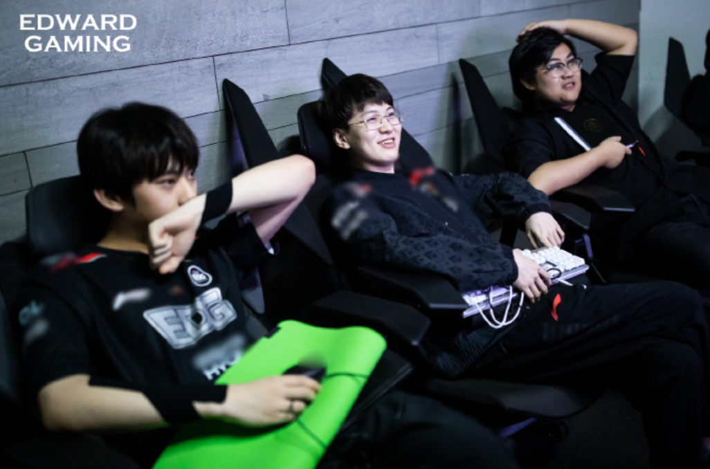 Gồng gánh EDG tới chiến thắng, Uzi được khán giả khen hết lời - Ảnh 1.