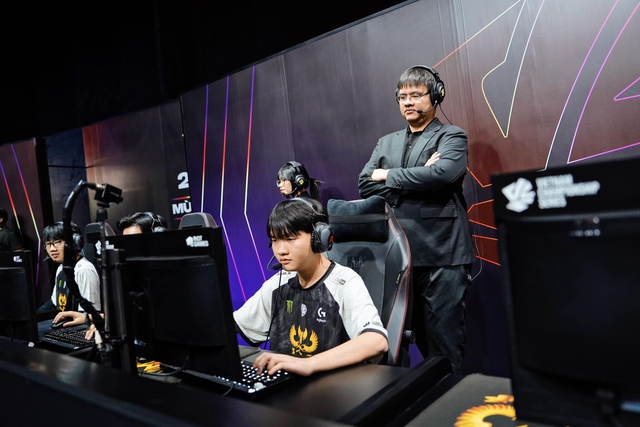 Emo cũng mới có cơ hội debut từ vòng playoffs nhưng anh đã được làm quen môi trường chuyên nghiệp từ lâu