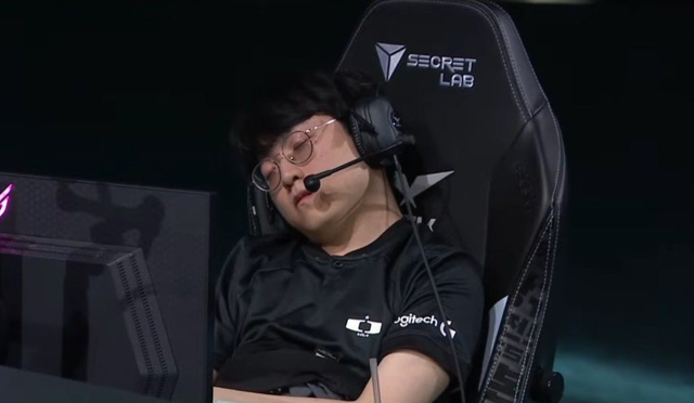 ShowMaker ngủ luôn trên ghế thi đấu trong thời gian BTC giải quyết sự cố trận DK - DRX