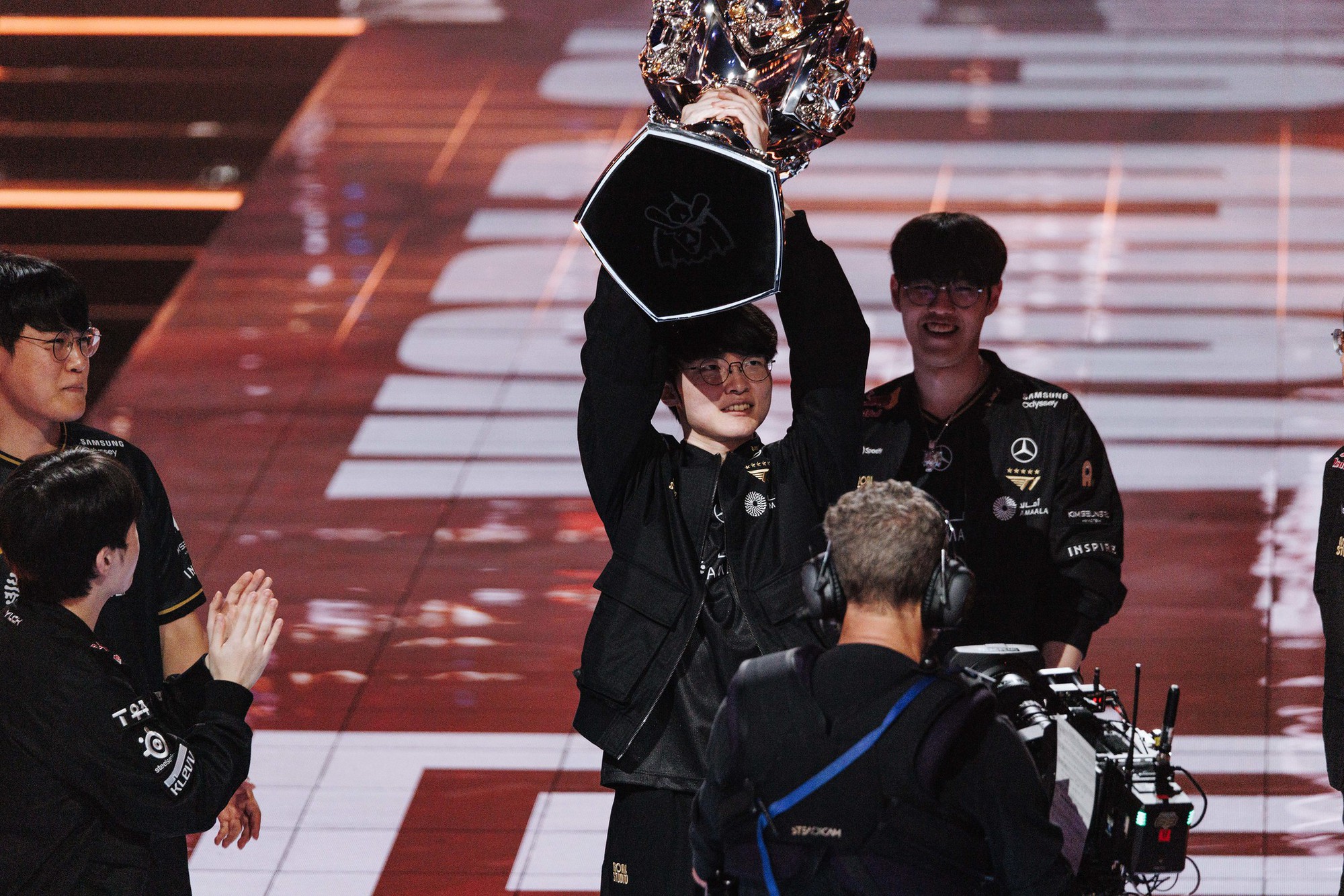 Nhan sắc của Faker có vẻ ngày càng tỷ lệ thuận với thành công và tầm ảnh hưởng của anh Nhan sắc của Faker có vẻ ngày càng tỷ lệ thuận với thành công và tầm ảnh hưởng của anh