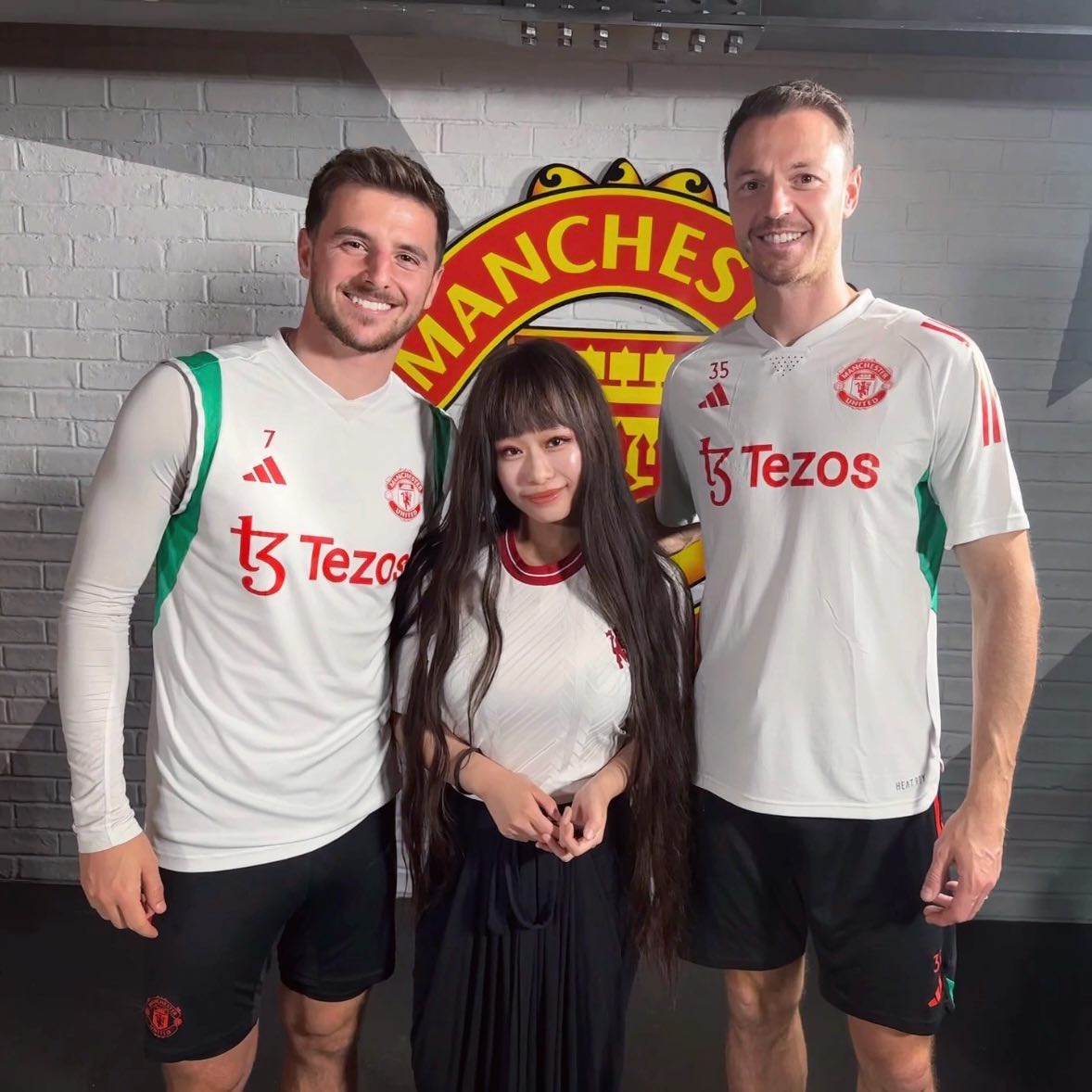 Cô thường xuyên có cơ hội checkin cùng các siêu sao bóng đá hàng đầu thế giới