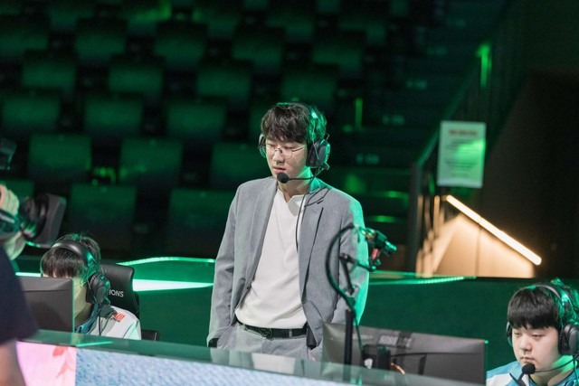 HLV Daeny thì đã quá quen thuộc với khán giả LMHT, đặc biệt là fan T1