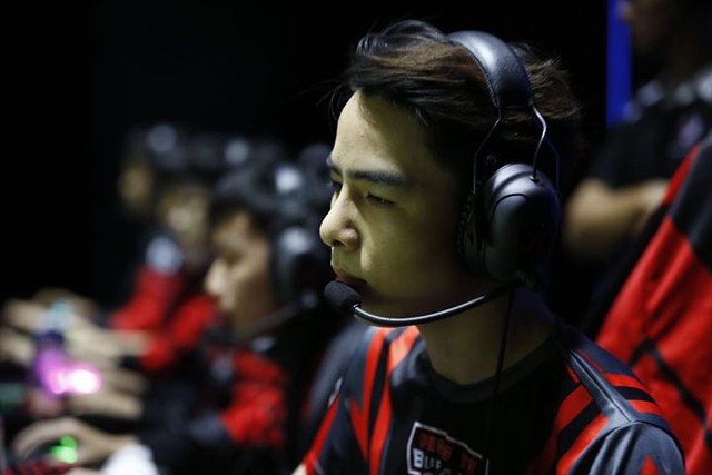 Ngày ấy - Bây giờ: “Sớm nở tối tàn”, Zeros trượt dài trong khủng hoảng, án phạt và những chỉ trích - Ảnh 11. Ngày ấy - Bây giờ: “Sớm nở tối tàn”, Zeros trượt dài trong khủng hoảng, án phạt và những chỉ trích - Ảnh 11.