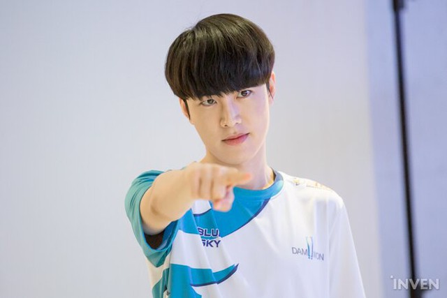 LMHT: 4 tân binh của T1 cùng nhiều gương mặt mới xuất hiện trong buổi chụp hình chào mừng LCK mùa xuân 2020 - Ảnh 37.