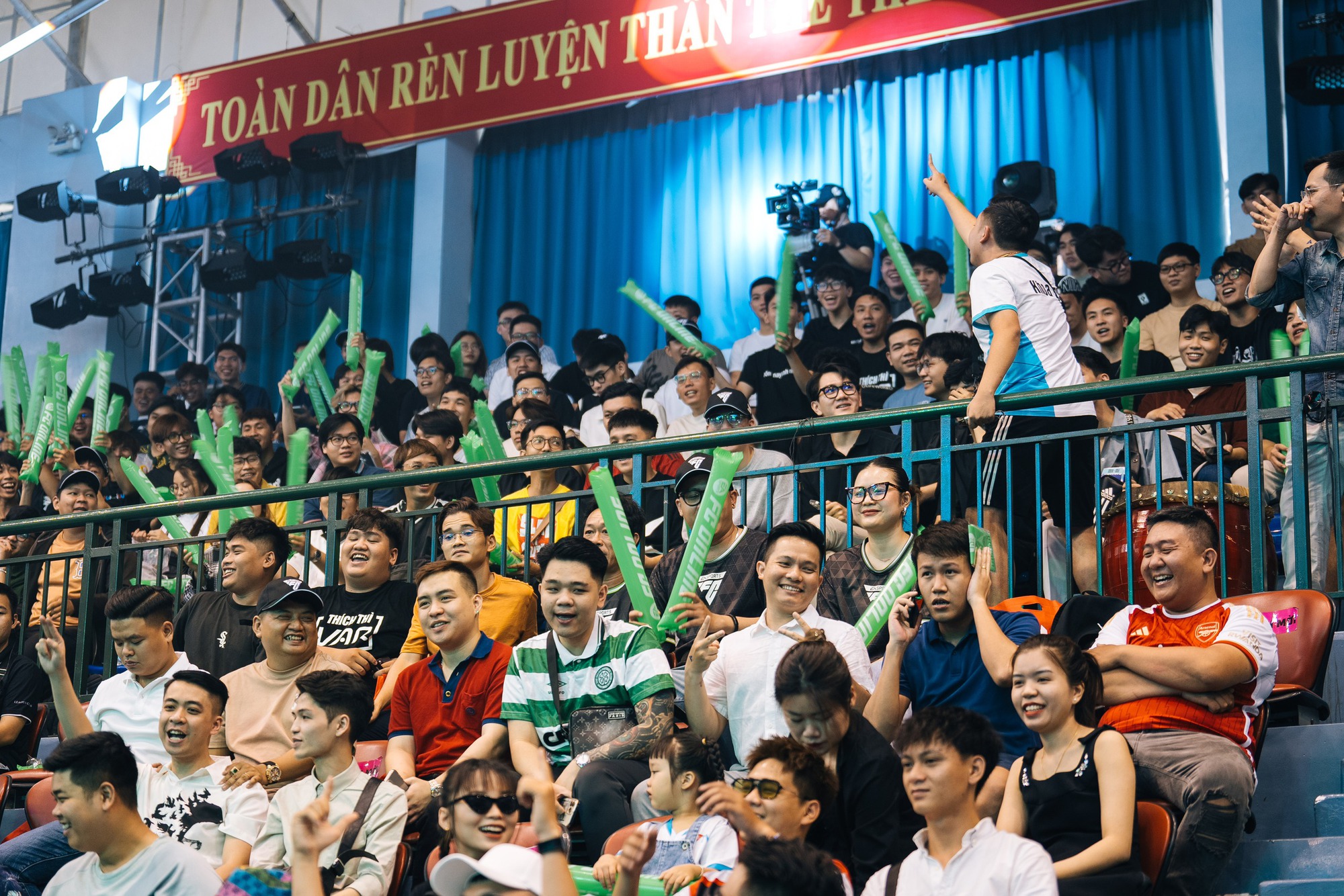 Khán giả rất đông trên khán đài hứa hẹn bầu không khí cổ vũ cuồng nhiệt