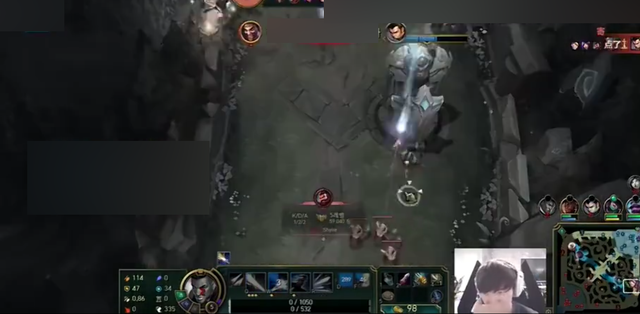 JackeyLove vô cùng bức xúc khi đồng đội Braum (do Life cầm) không biết sử dụng E