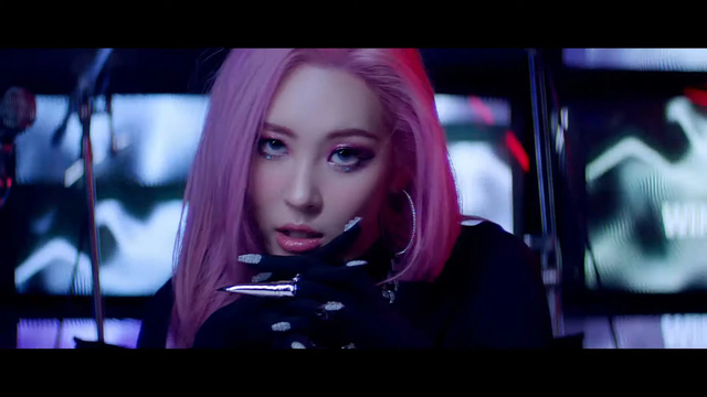 Sunmi trong MV "Go or Stop?" - nguồn: YouTube Sunmi trong MV "Go or Stop?" - nguồn: YouTube