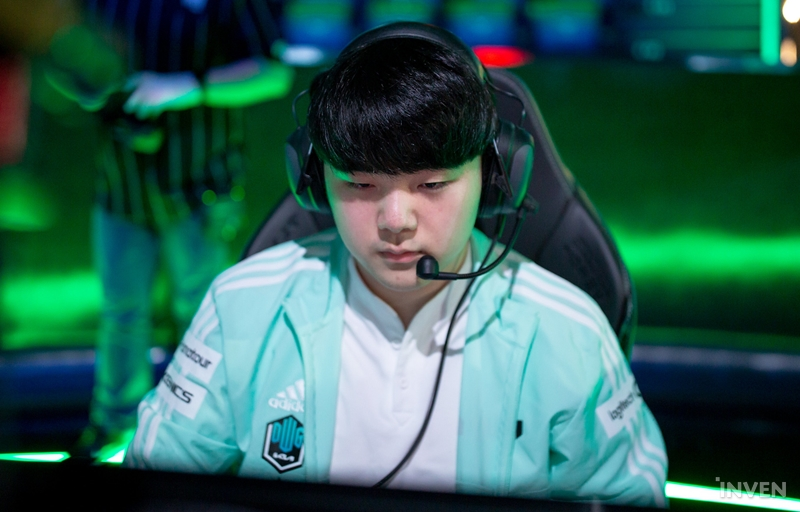 photo-1666171287329 photo-1666171287329