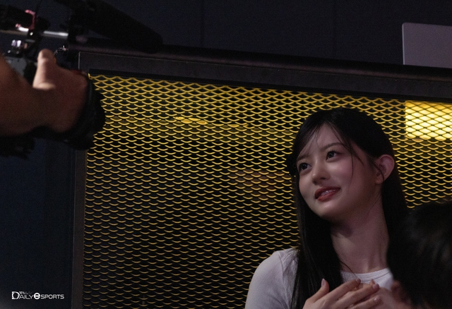 Choáng ngợp nhan sắc tựa nữ thần của người đẹp chiếm trọn spotlight trận HLE - Gen.G- Ảnh 1.