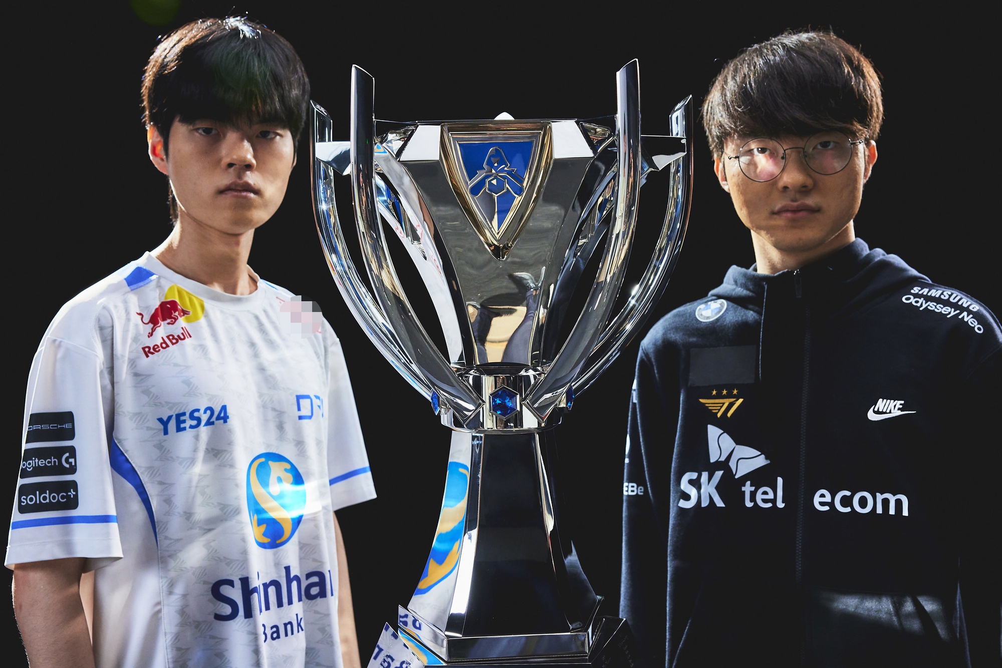 Bại tướng của Deft chính là Faker - người bạn thân cùng trường trung học Mapo và là tuyển thủ vĩ đại nhất LMHT