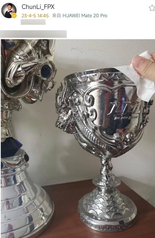 FPX "phản pháo" cực gắt với hình ảnh các danh hiệu mà FPX giành được - nguồn: Weibo