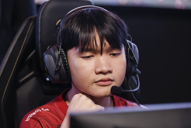 BLV Hoàng Luân bất ngờ "var" thẳng một sao GAM ngay trên kênh stream- Ảnh 1.