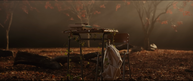 Bàn học để chỉ việc Zeus vẫn còn trong độ tuổi đến trường