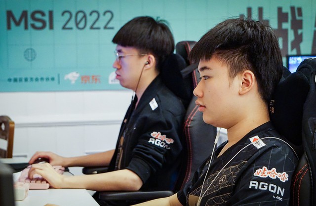 Nói mình bị Riot đối xử bất công ở MSI 2022, RNG gây tranh cãi nảy lửa: Câu đấy phải là của VCS - Ảnh 2. Nói mình bị Riot đối xử bất công ở MSI 2022, RNG gây tranh cãi nảy lửa: Câu đấy phải là của VCS - Ảnh 2.
