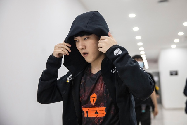 Vắng mặt ở CKTG, trắng tay ở LPL nhưng JackeyLove vẫn làm được điều mà Faker cũng phải chịu thua - Ảnh 3.