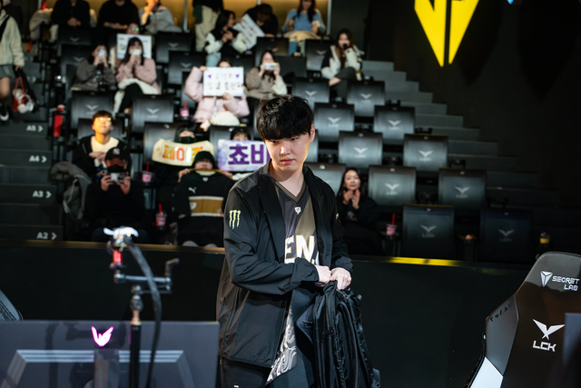 Gen.G tiếp tục phải xin lỗi vì có màn "fanchant" phản cảm khi kêu gọi fan có hành động thiếu tôn trọng đối thủ