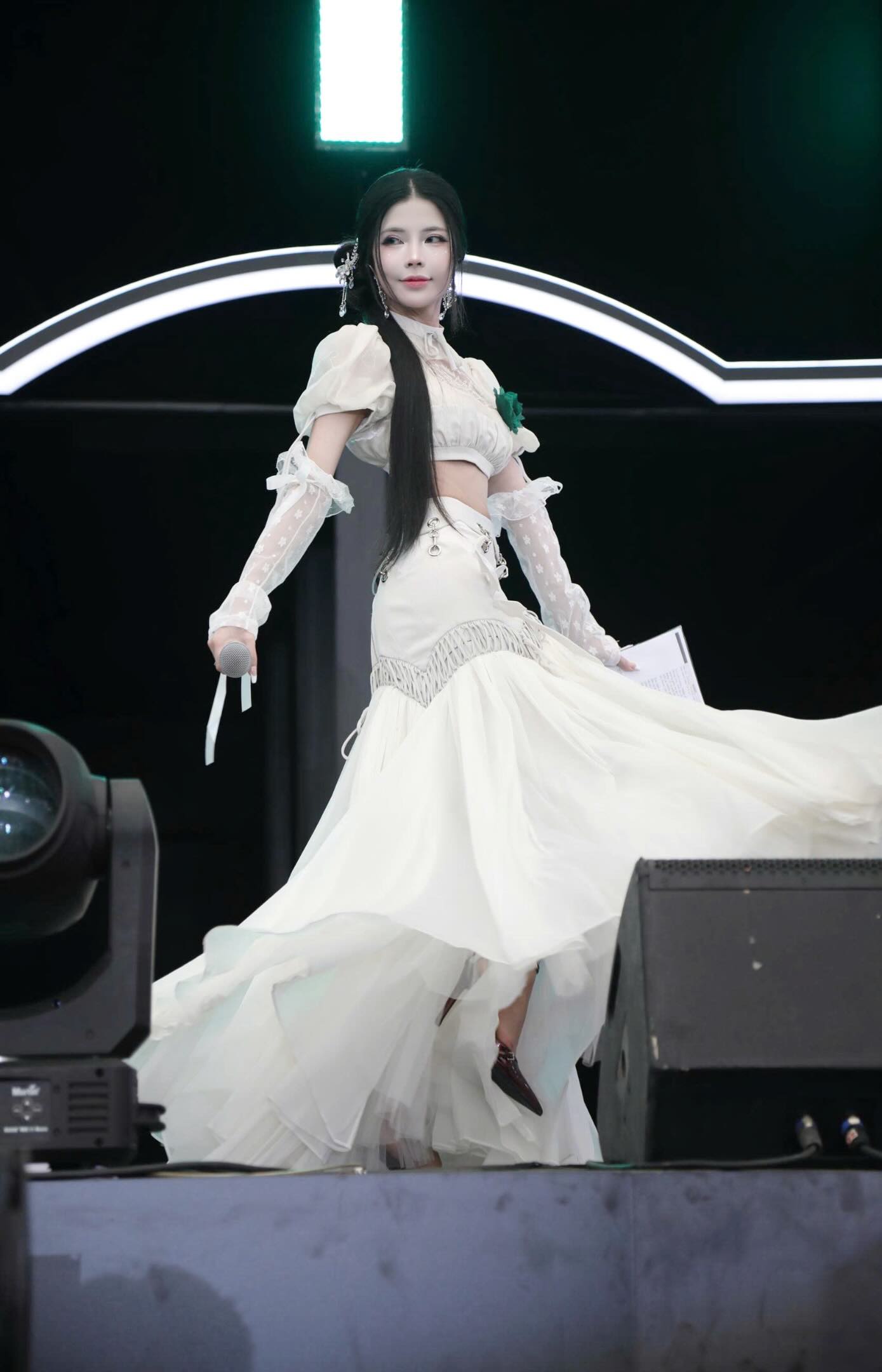 Mai Dora khoe vóc dáng quyến rũ tại sự kiện của T1, fan gọi tên Văn Tùng- Ảnh 2.