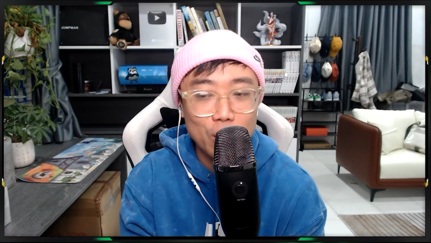 BLV Hoàng Luân nhận định giải VCS Mùa Xuân 2023 nên được xem là bản demo - nguồn: YouTube BLV Hoàng Luân BLV Hoàng Luân nhận định giải VCS Mùa Xuân 2023 nên được xem là bản demo - nguồn: YouTube BLV Hoàng Luân