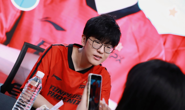 Xuất hiện thông tin cựu vương CKTG 2021 - Jiejie lại lâm vào cảnh thất nghiệp Xuất hiện thông tin cựu vương CKTG 2021 - Jiejie lại lâm vào cảnh thất nghiệp