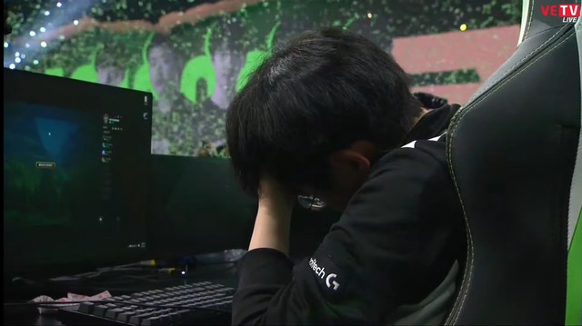 Một cánh én không níu nổi mùa xuân, ShowMaker gục khóc nhìn RNG đánh bại DWG KIA để đăng quang MSI 2021 - Ảnh 9.