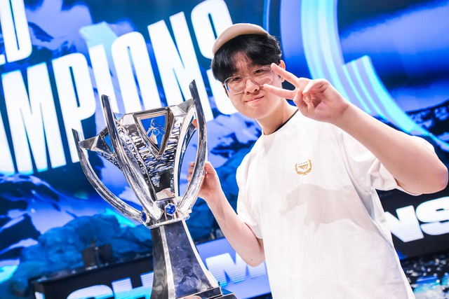 Zeus không thường bàn tán về các trang phục CKTG 2023 như các đồng đội