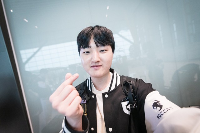 Peyz tiết lộ chuyện bị mẹ "ép" phải trở thành siêu sao khi thuê cả gia sư về ở chung nhà để chỉ dẫn chơi game - nguồn: LoL Esports