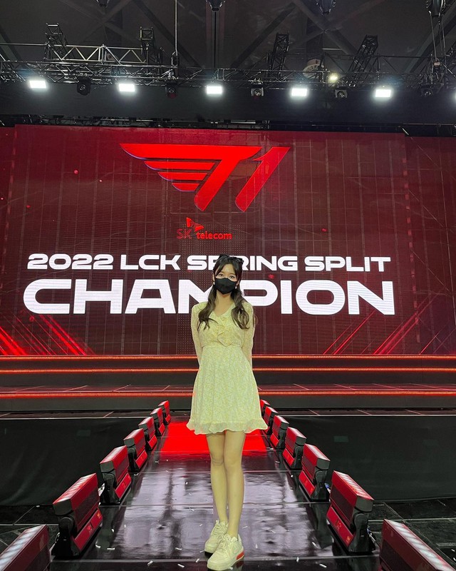 Cô được xem là thế hệ nữ MC mới tài sắc vẹn toàn của LCK