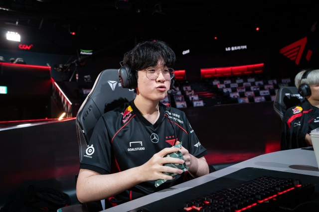 Zeus thừa nhận phải xem xét lại lựa chọn Aatrox và thực tế anh cũng cho biết với các đội thi đấu chặt chẽ thì Aatrox khó có hiệu quả