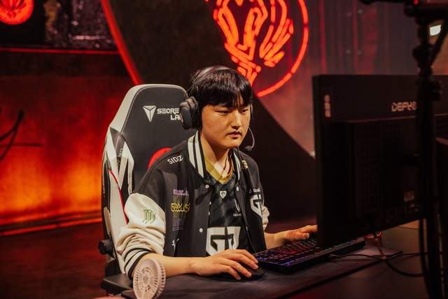 Xạ Thủ trẻ Peyz đã làm lu mờ người đàn anh Hans sama bên kia chiến tuyến - nguồn: LoL Esports