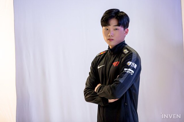 LMHT: 4 tân binh của T1 cùng nhiều gương mặt mới xuất hiện trong buổi chụp hình chào mừng LCK mùa xuân 2020 - Ảnh 5.